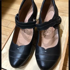 Taos angel leather Mary Janes. Size 40.5